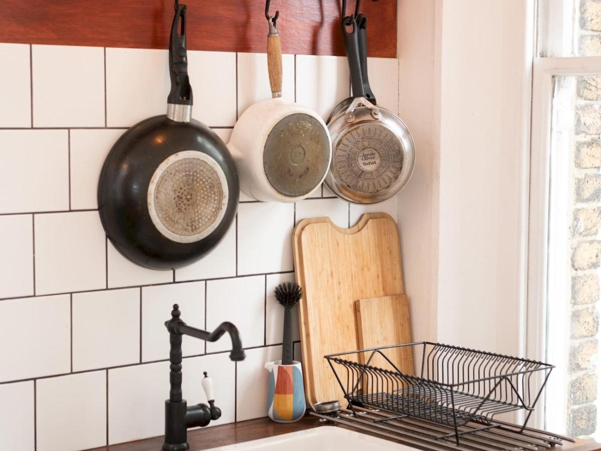 Pass The Keys Rustic And Quirky Flat In Charming Charlton Village Londen Buitenkant foto
