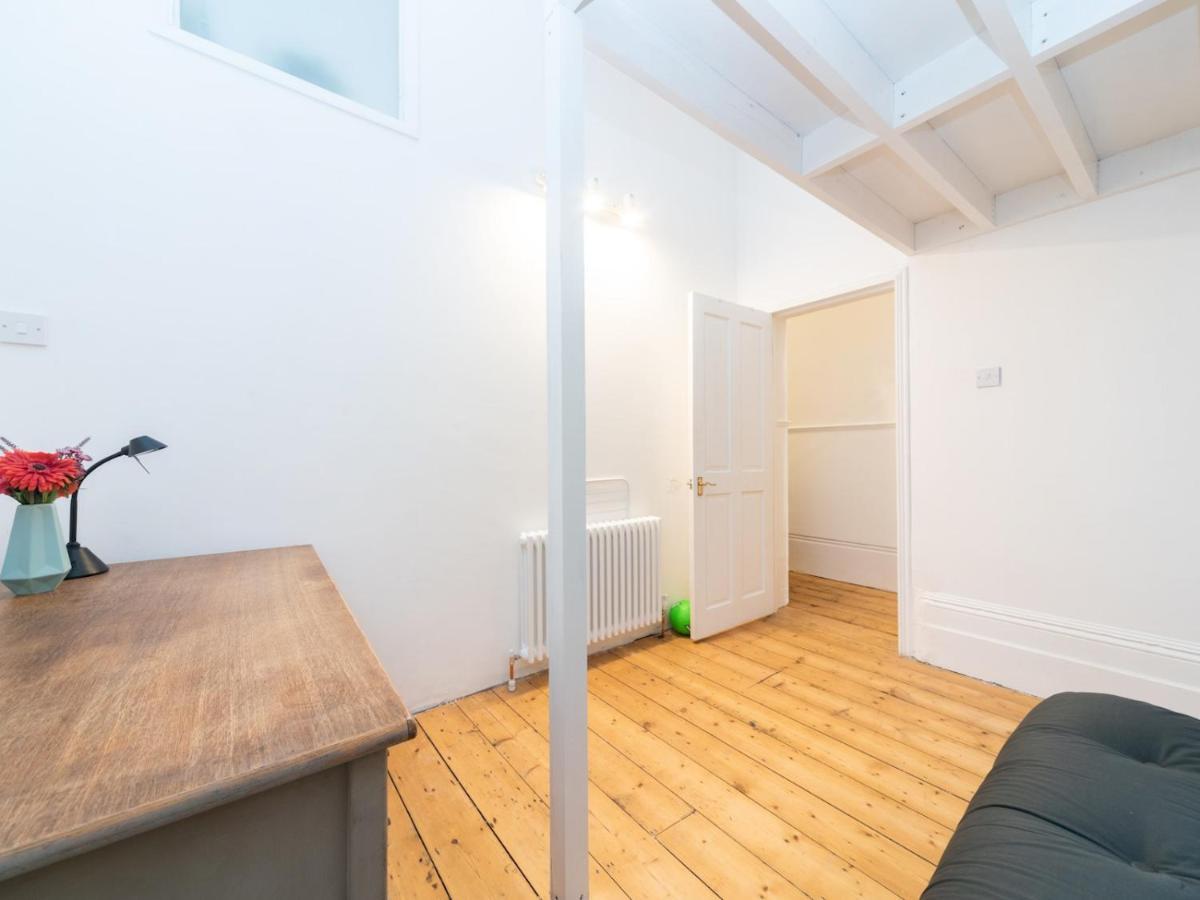 Pass The Keys Rustic And Quirky Flat In Charming Charlton Village Londen Buitenkant foto