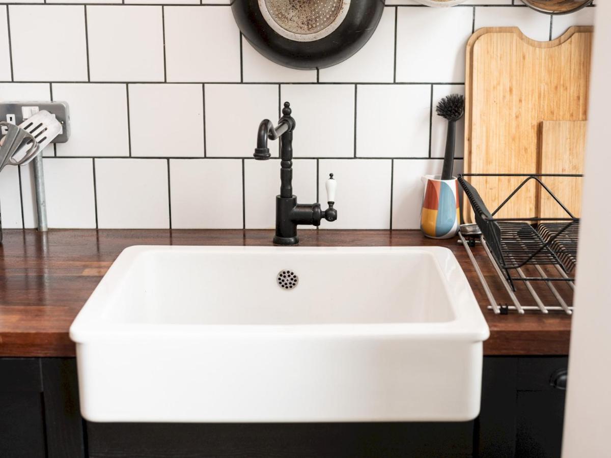 Pass The Keys Rustic And Quirky Flat In Charming Charlton Village Londen Buitenkant foto